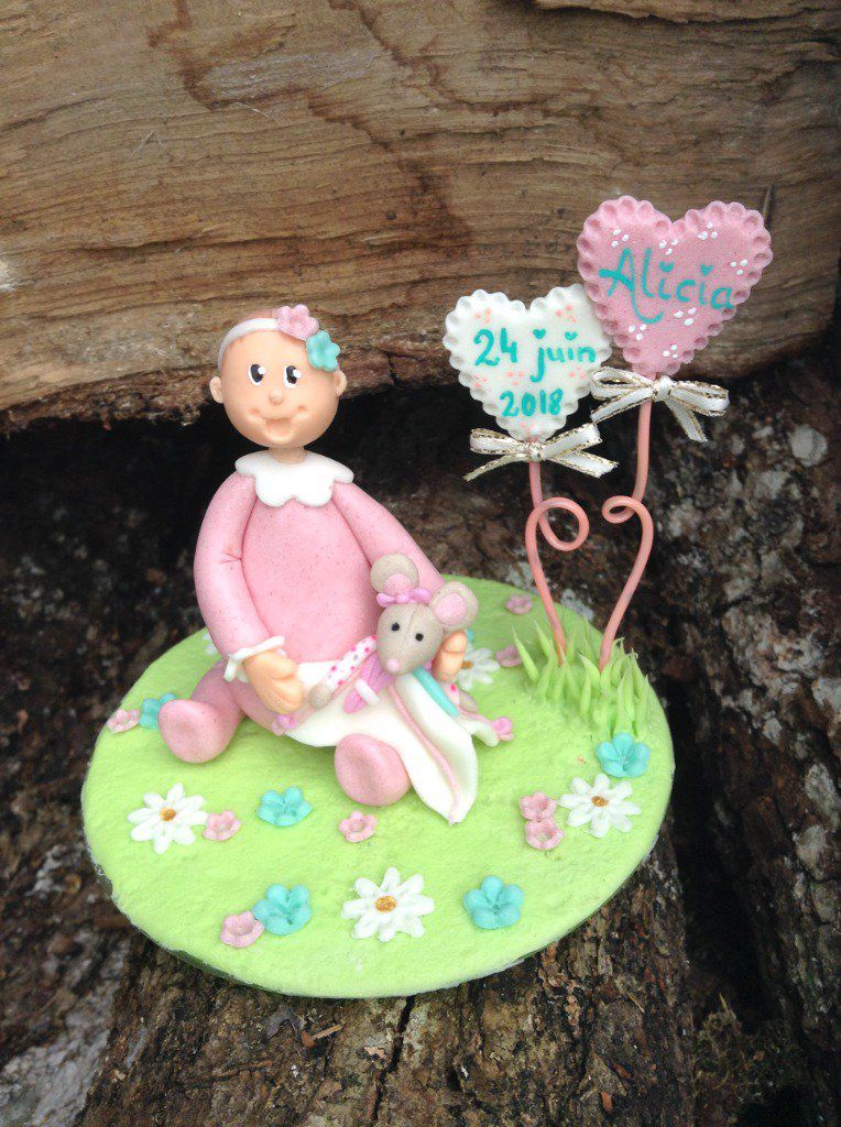 figurine pièce montée pour baptème, socle 10cm
thème petite fille et son doudou, couleur rose, turquoise et blanc