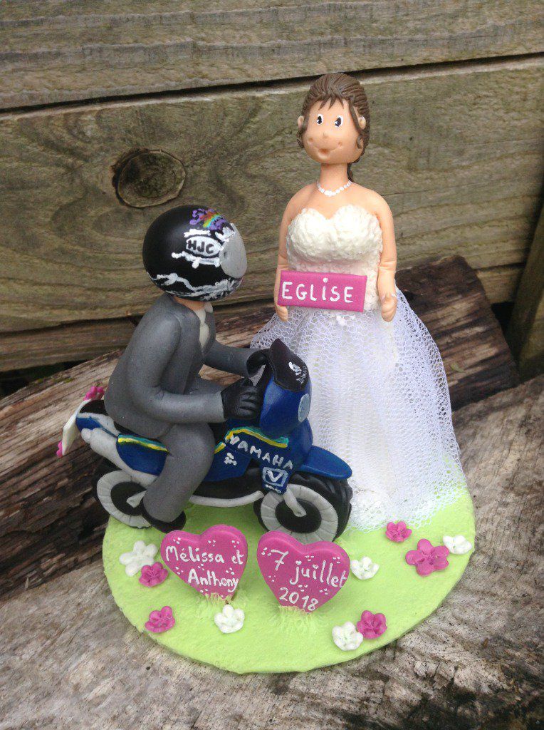 figurine pièce montée pour mariage,  socle 12 cm
thème moto, mariés, panneau église et couleur fushia