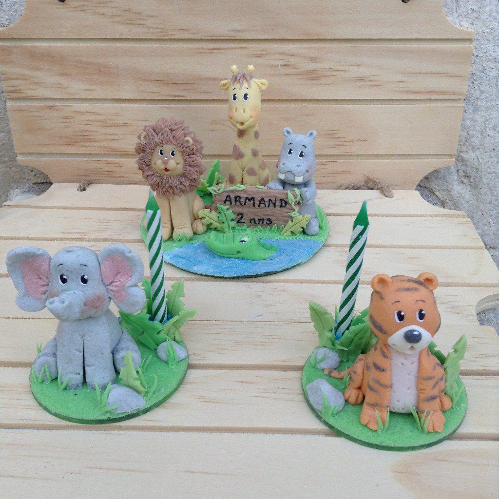 ensemble décor savane (lion, crocodile, girafe et hippopotame) socle 10 cm et 2 petits socle 5 cm avec elephant et tigre et bougies