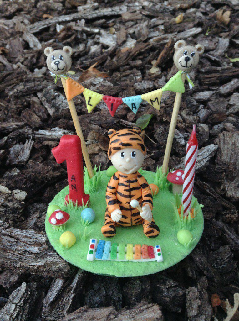 bougie thème bébé habillé en tigre, banderole prenom, xylophone et balles colorées , socle 10 cm